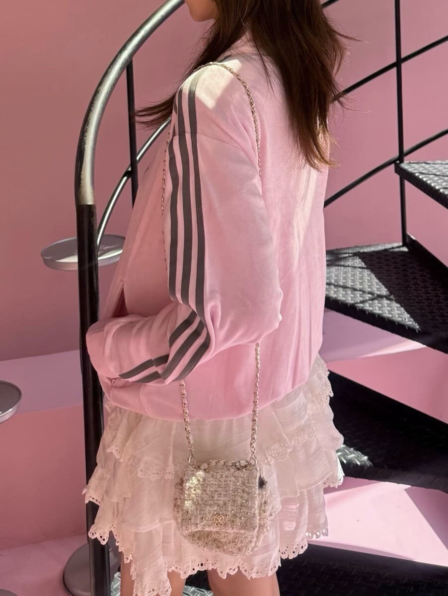 ホワイト系のニット/セーター、ホワイト系のその他パンツ、ホワイト系のショルダーバッグを着用したレディースの秋コーディネートの2枚目の写真