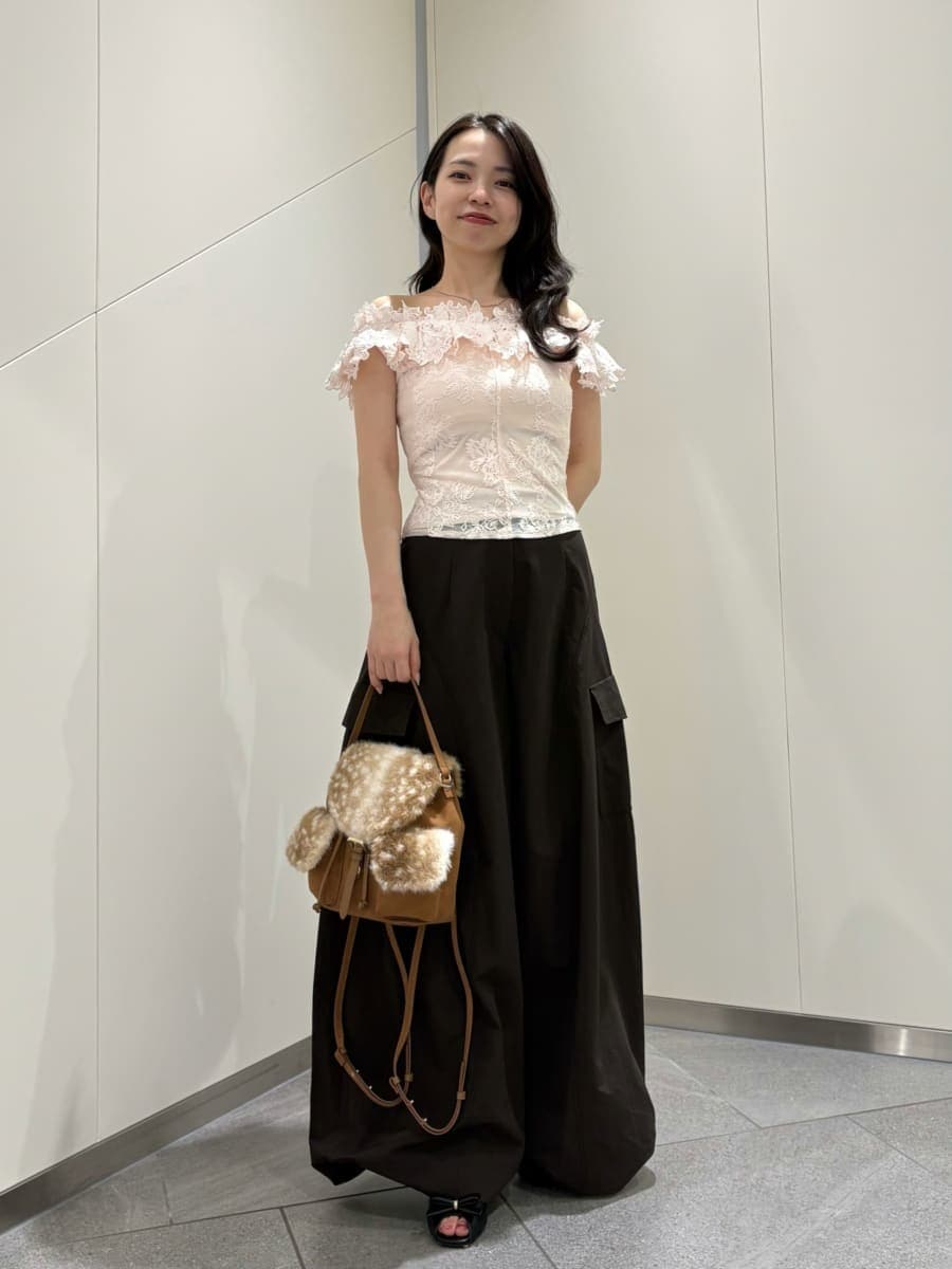 ブラウン系のその他パンツ、ピンク系のTシャツ/カットソー、その他のバックパック/リュックを着用したレディースの夏コーディネートの5枚目の写真