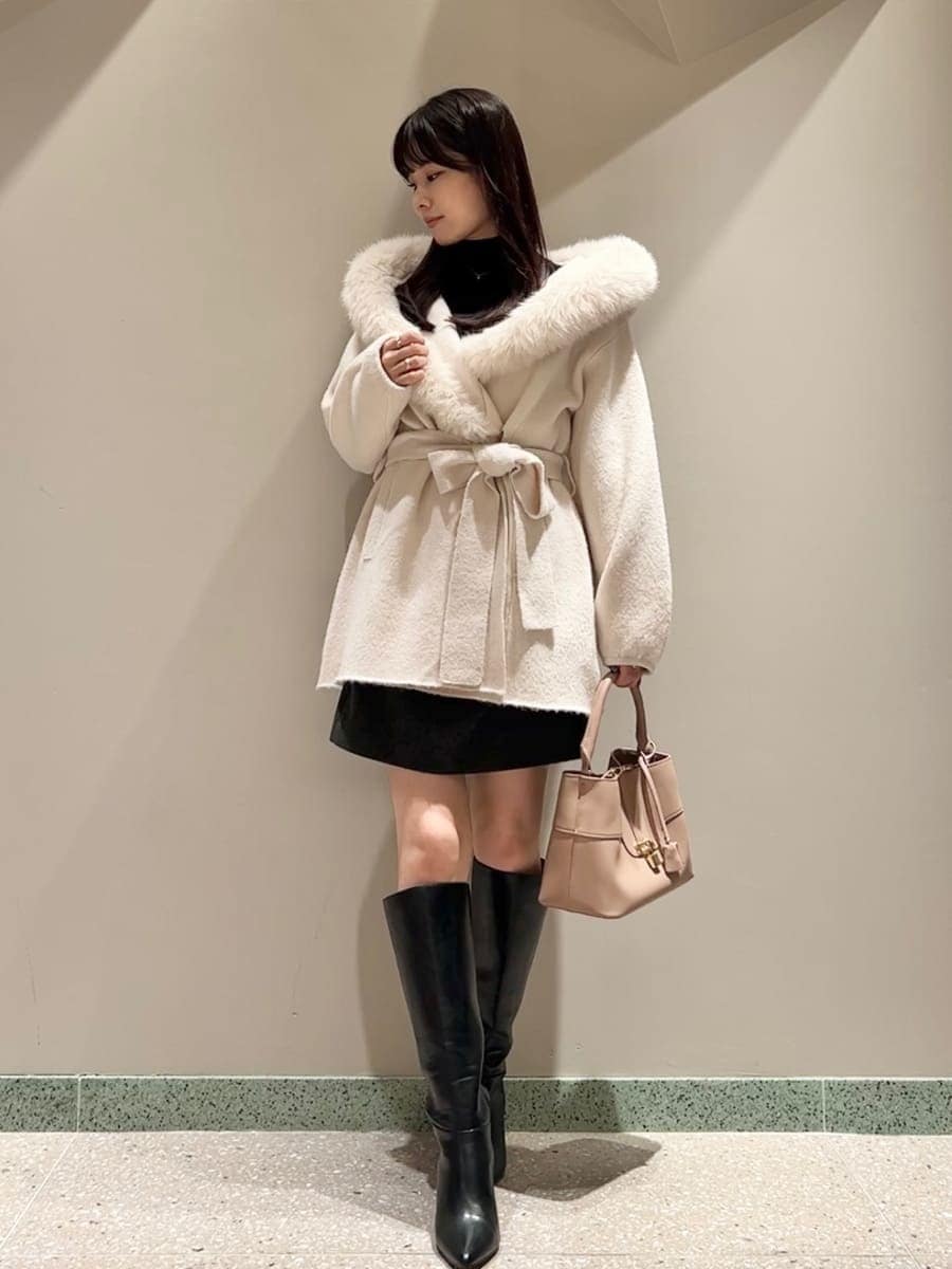 ホワイト系のその他アウター、ブラック系のニット/セーター、グレー系のワンピースを着用したレディースの秋コーディネートの2枚目の写真