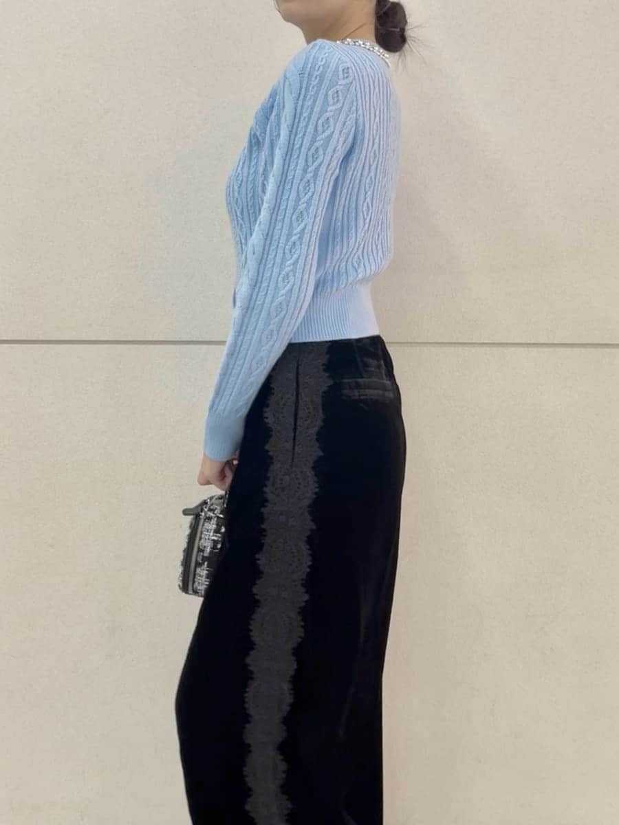 ブラック系のその他パンツ、ブルー系のニット/セーター、その他のショルダーバッグを着用したレディースの秋コーディネートの6枚目の写真