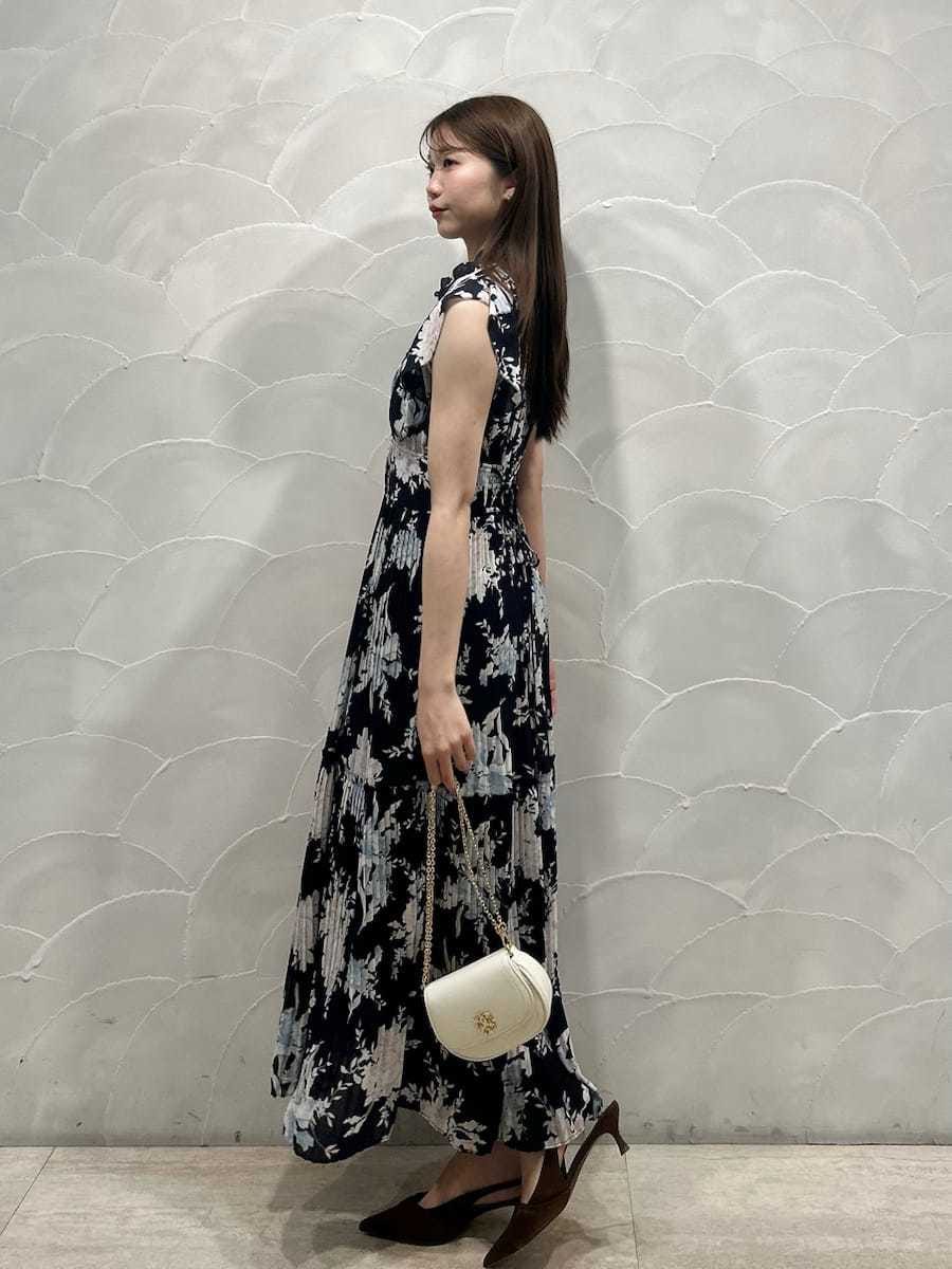 ブルー系のワンピース、グレー系のパーカー、ブラウン系のパンプスを着用したレディースの春コーディネートの5枚目の写真