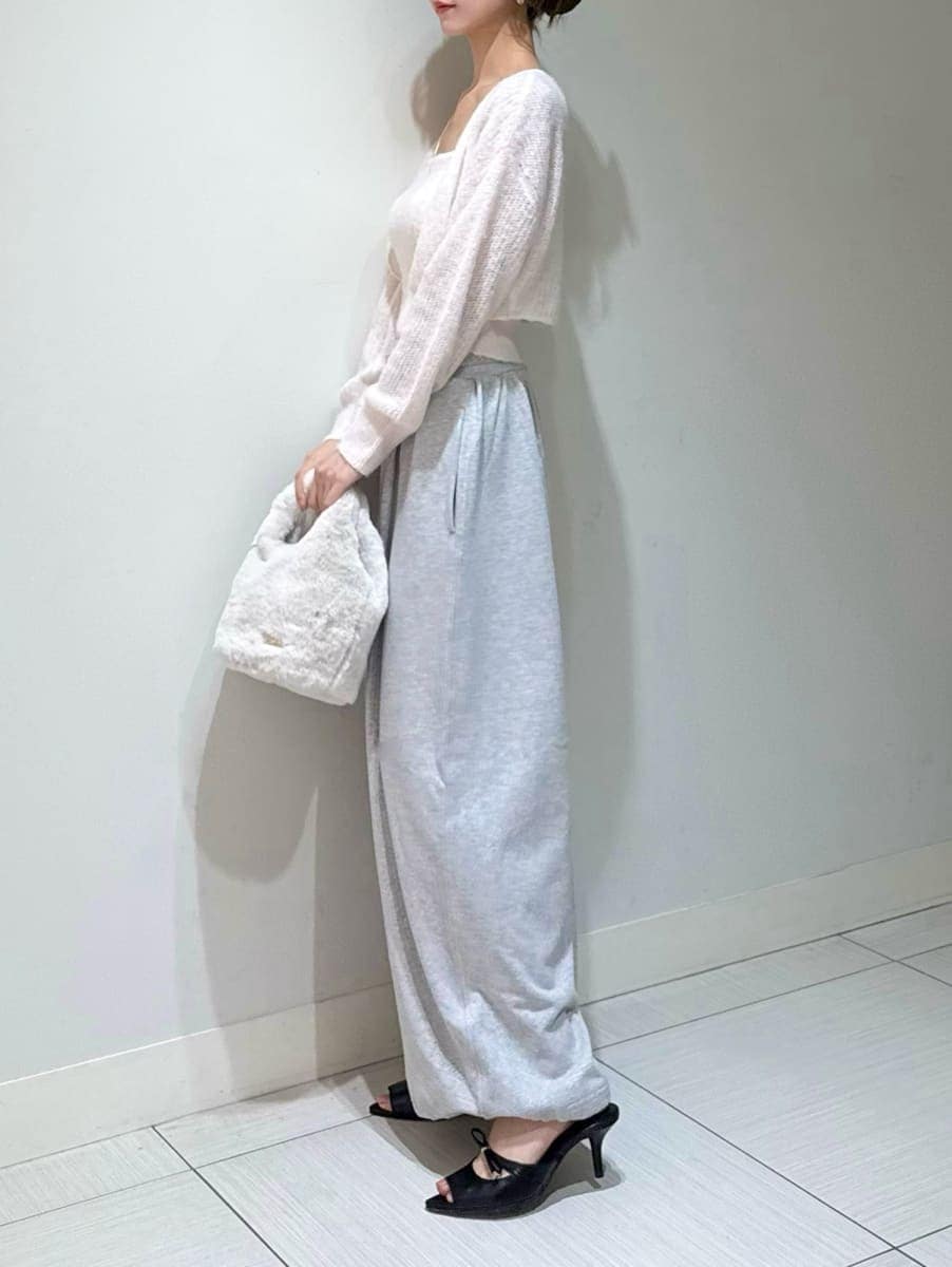 グレー系のその他パンツ、ピンク系のカーディガン/ボレロ、ブラック系のサンダルを着用したレディースの秋コーディネートの3枚目の写真