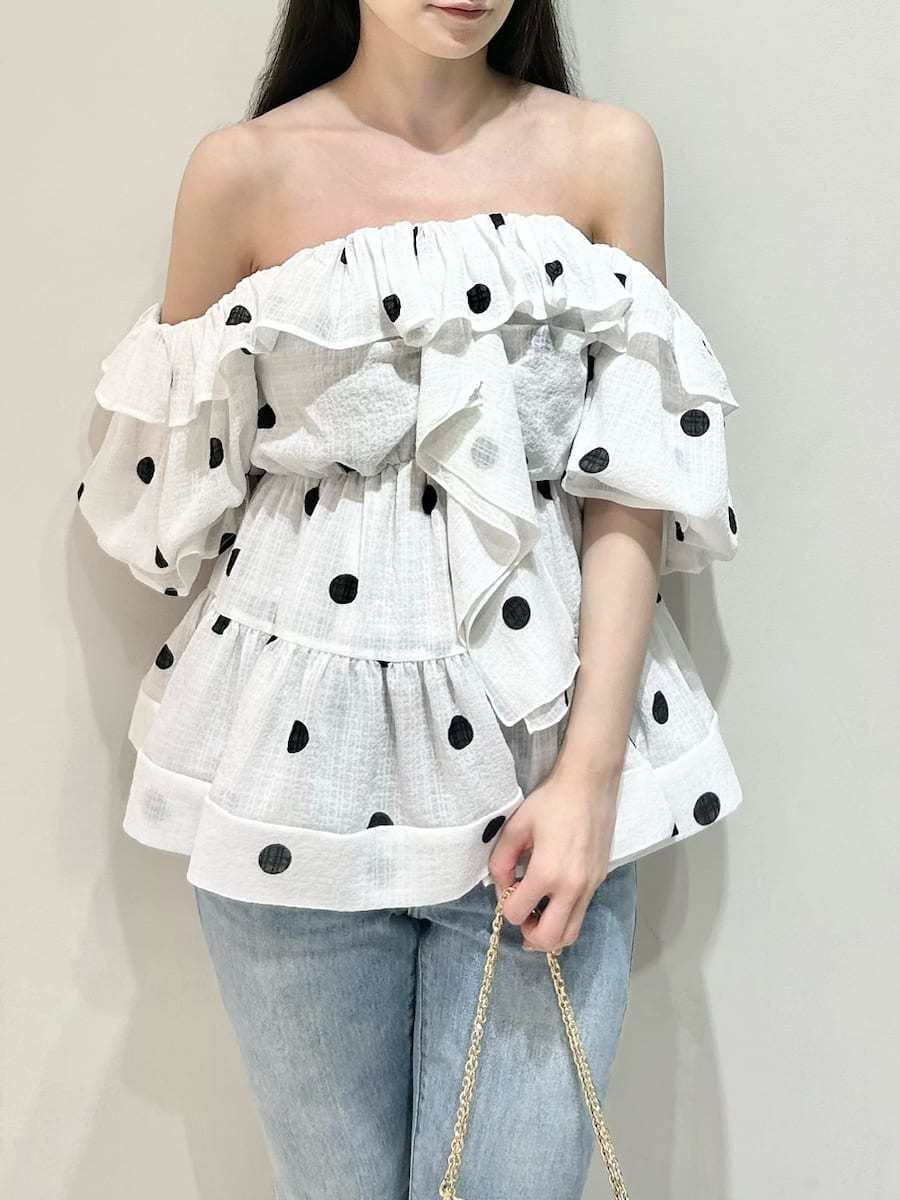 ブルー系のデニムパンツ、ホワイト系のショルダーバッグ、ホワイト系のシャツ/ブラウスを着用したレディースの春コーディネートの3枚目の写真