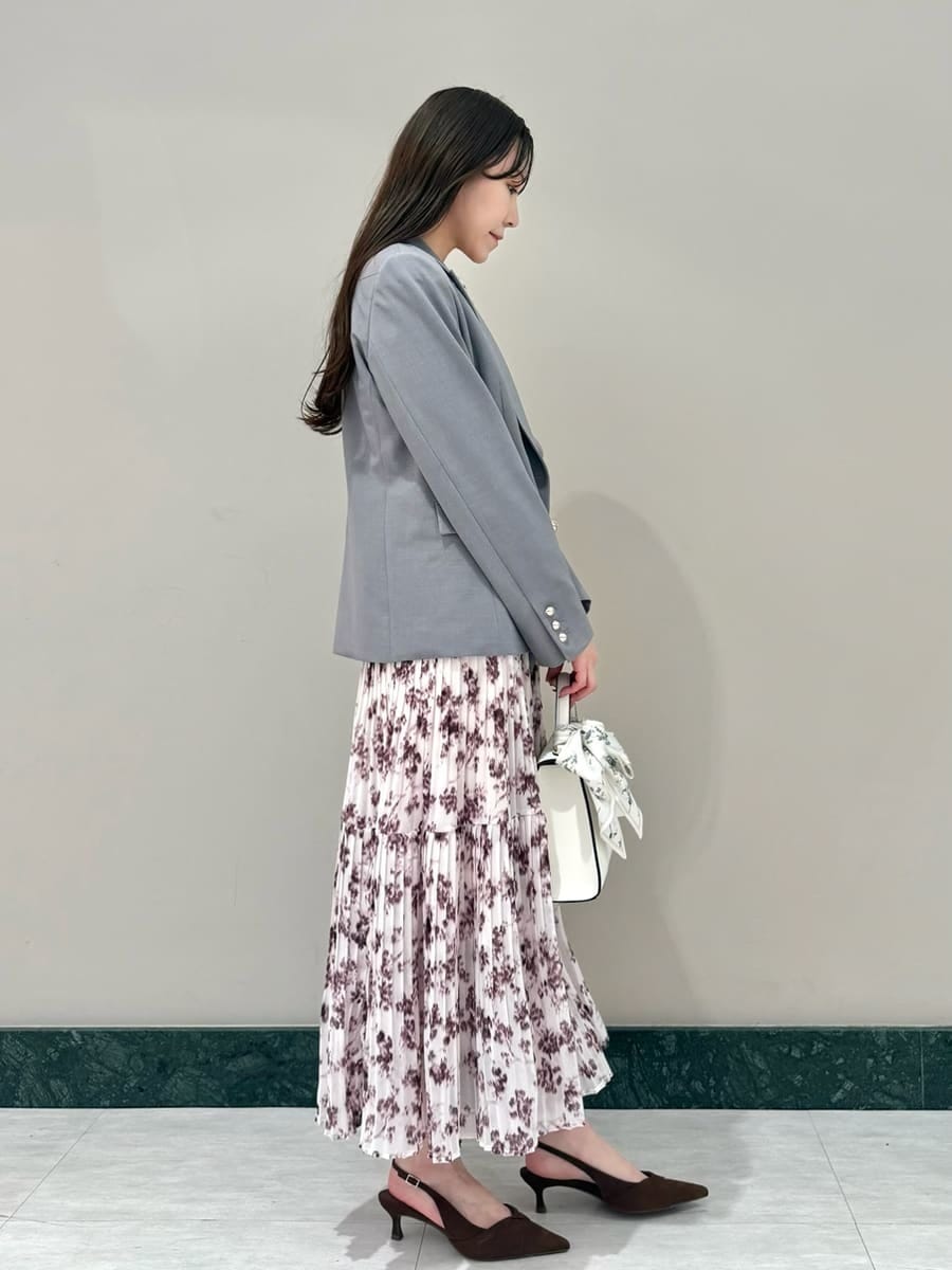 ピンク系のワンピース、グレー系のテーラードジャケット、ブラウン系のパンプスを着用したレディースの冬コーディネートの3枚目の写真