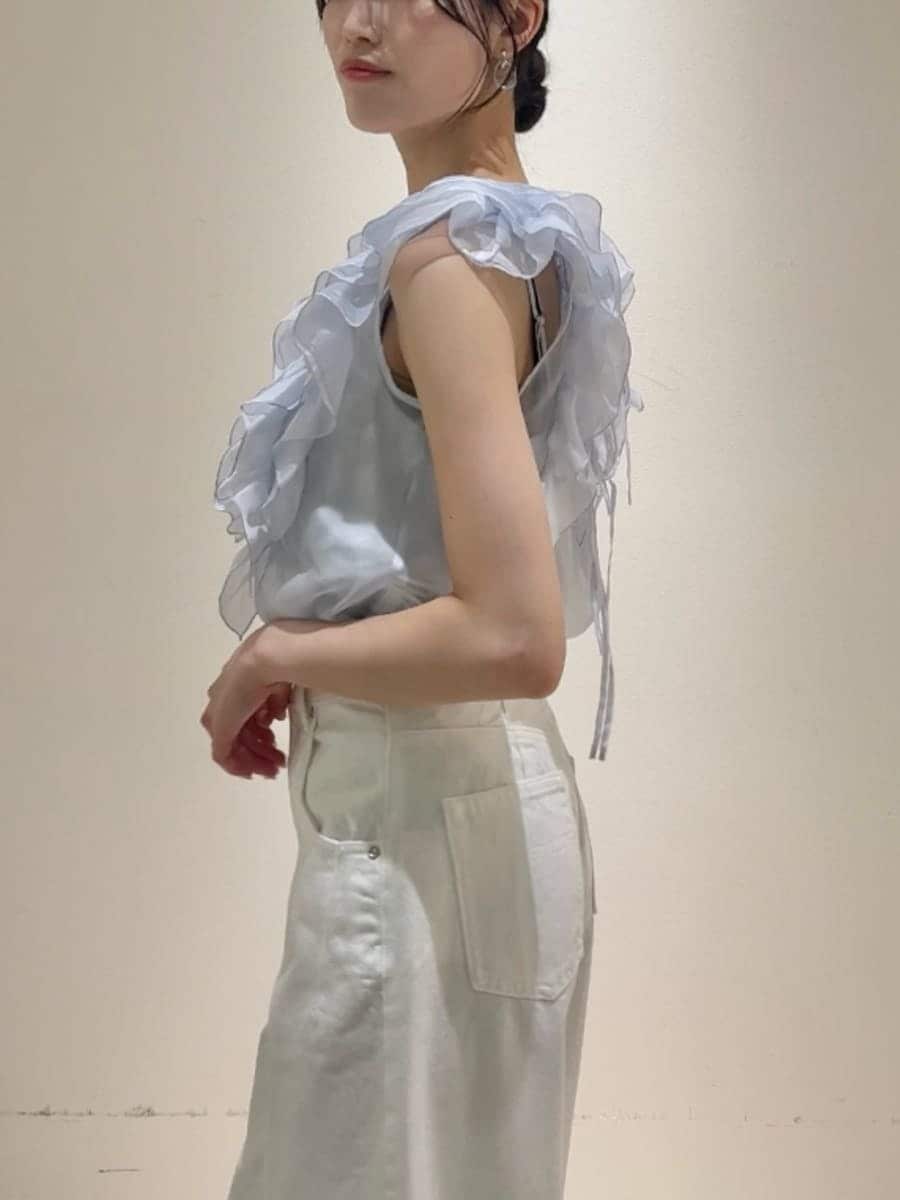 ホワイト系のデニムパンツ、ブラック系のボストンバッグ、ブルー系のシャツ/ブラウスを着用したレディースの夏コーディネートの6枚目の写真