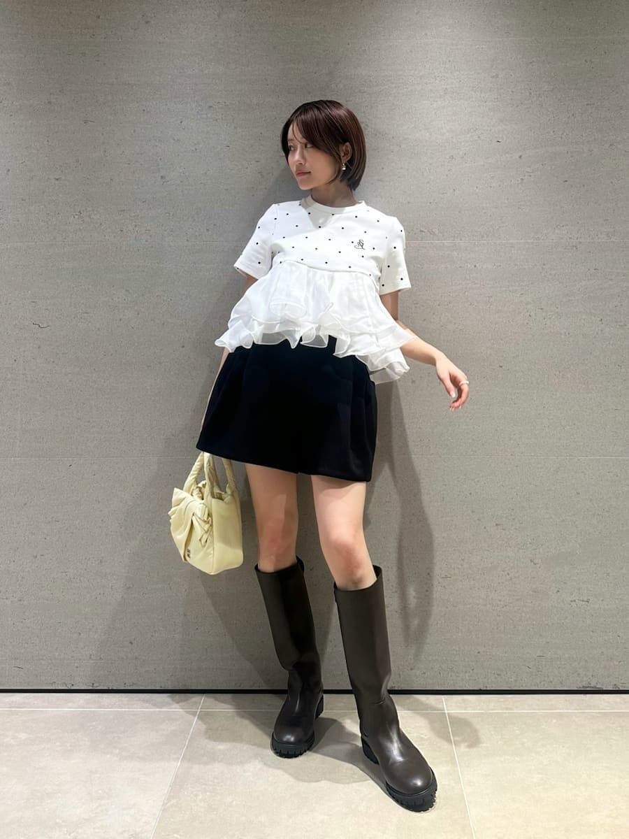 ブラック系のその他パンツ、その他のTシャツ/カットソーを着用したレディースの春コーディネートの2枚目の写真