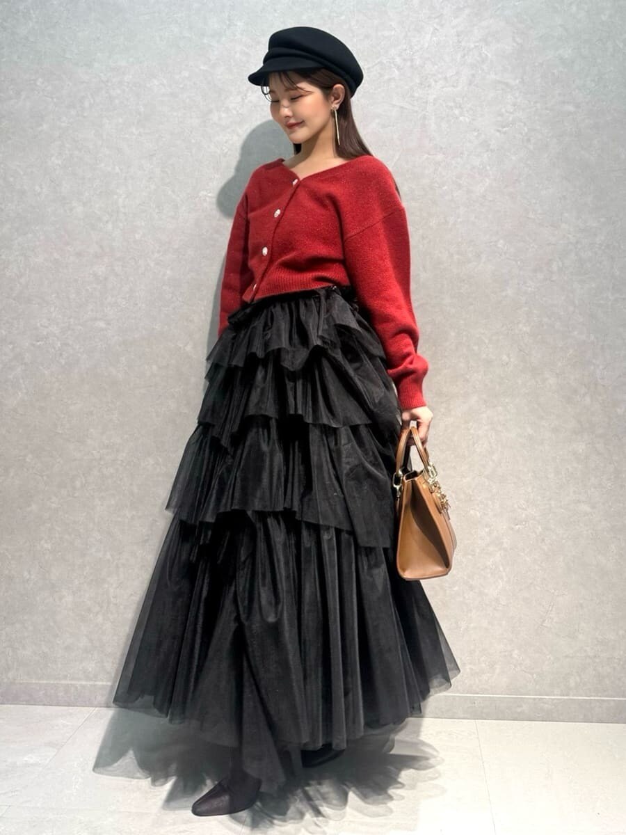 レッド系のブーツ、レッド系のカーディガン/ボレロ、ブラウン系のハンドバッグを着用したレディースの冬コーディネートの8枚目の写真