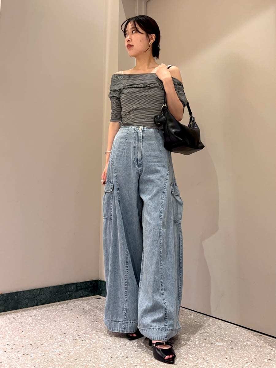 ブルー系のその他パンツ、その他のキャミソール、ブラック系のサンダルを着用したレディースの夏コーディネートの2枚目の写真