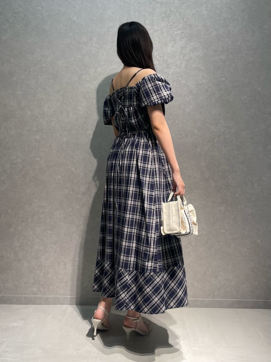 その他のワンピース、ホワイト系のサンダル、ブラック系のショルダーバッグを着用したレディースの夏コーディネートの4枚目の写真