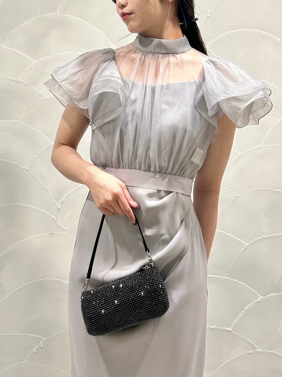 グレー系のチェスターコート、ブルー系のワンピースを着用したレディースの冬コーディネートの7枚目の写真