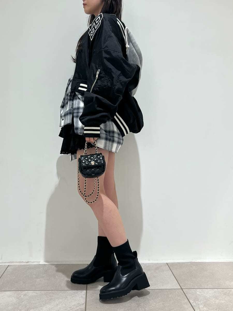 ブラック系のブルゾン、ブラック系のその他パンツ、ブラック系のシャツ/ブラウスを着用したレディースの秋コーディネートの2枚目の写真