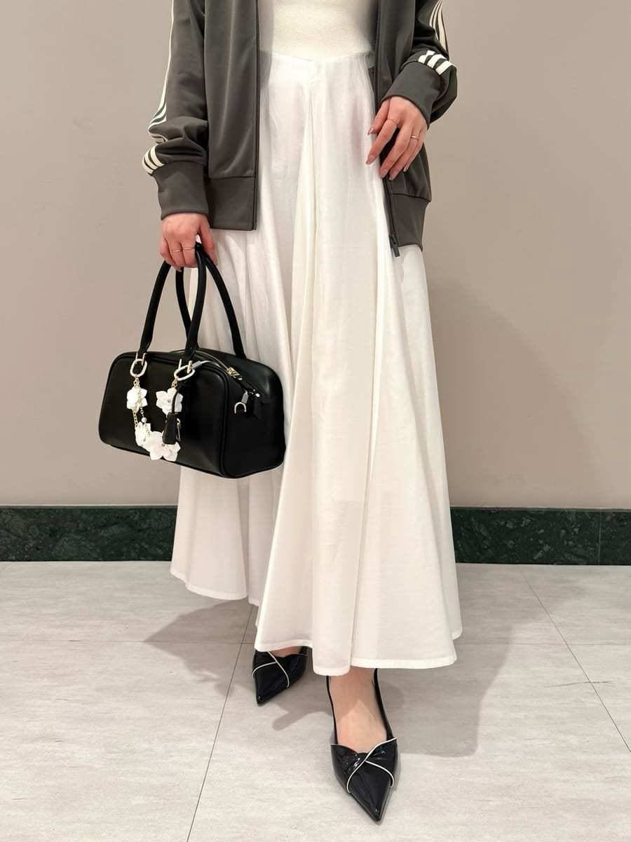 ブラック系のパンプス、ブラック系のボストンバッグ、ホワイト系のワンピースを着用したレディースの冬コーディネートの6枚目の写真