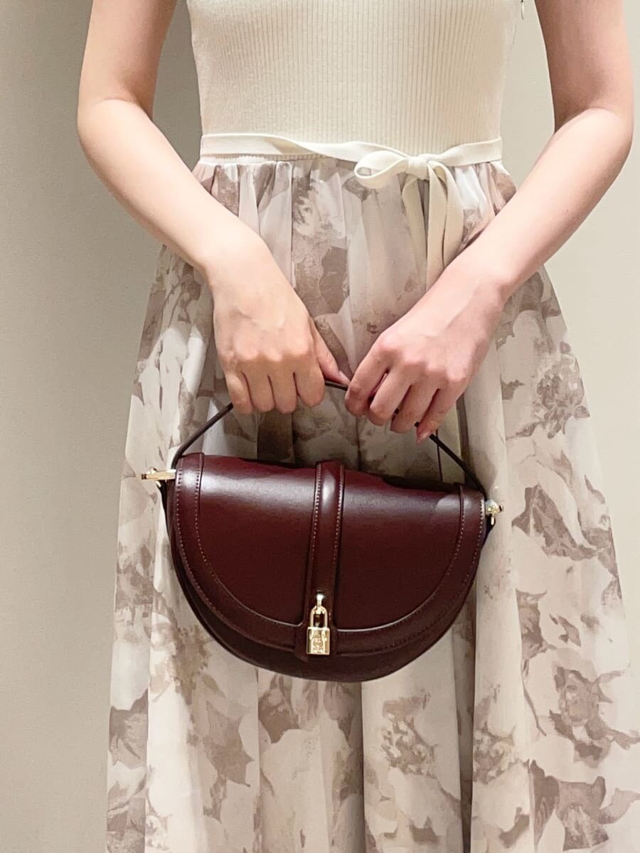 ホワイト系のワンピース、レッド系のブーツ、ブラウン系のハンドバッグを着用したレディースの秋コーディネートの6枚目の写真