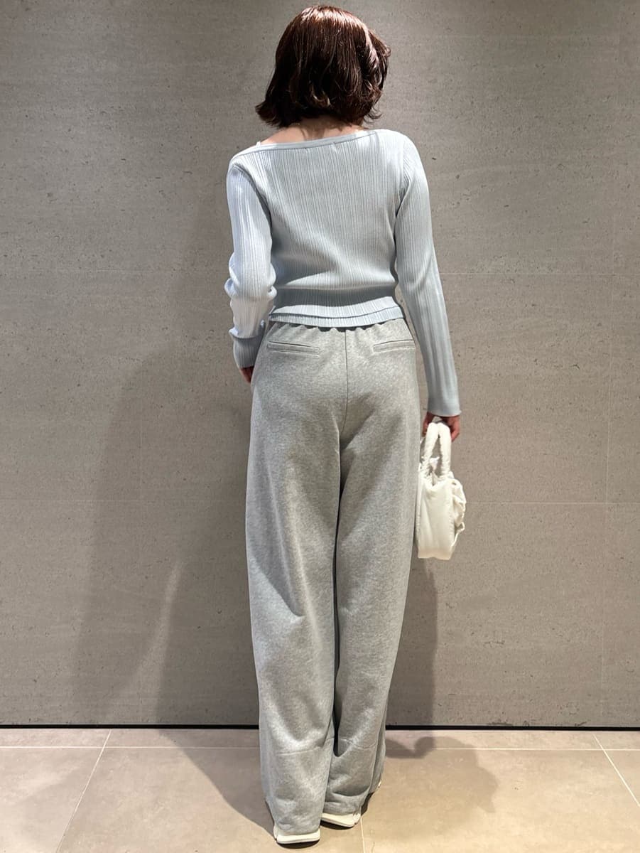 ホワイト系のショルダーバッグ、グレー系のその他パンツ、ブルー系のニット/セーターを着用したレディースの春コーディネートの4枚目の写真