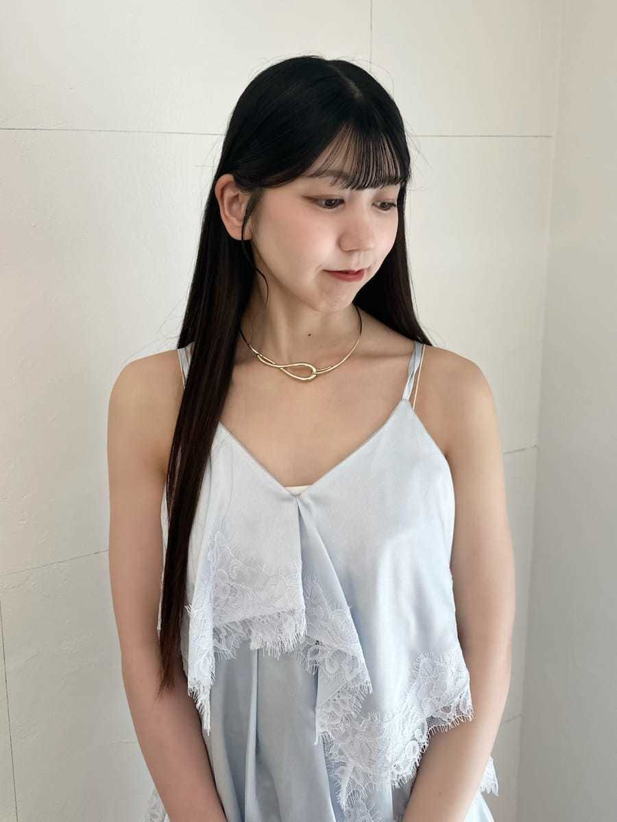 ブラック系のサンダル、ブラック系のかごバッグ、ブルー系のワンピースを着用したレディースの夏コーディネートの3枚目の写真