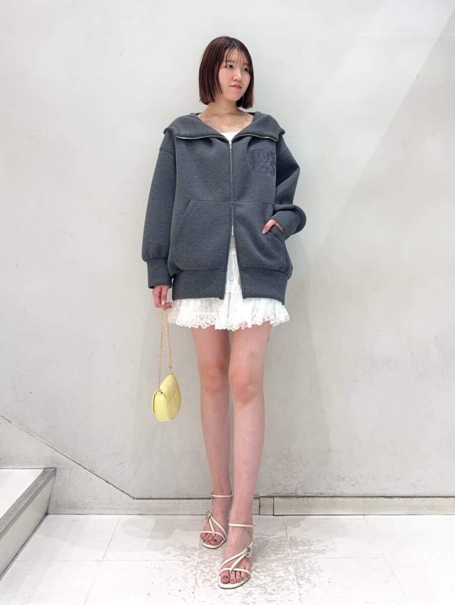 ホワイト系のその他パンツ、ホワイト系のシャツ/ブラウス、イエロー系のショルダーバッグを着用したレディースの春コーディネートの2枚目の写真