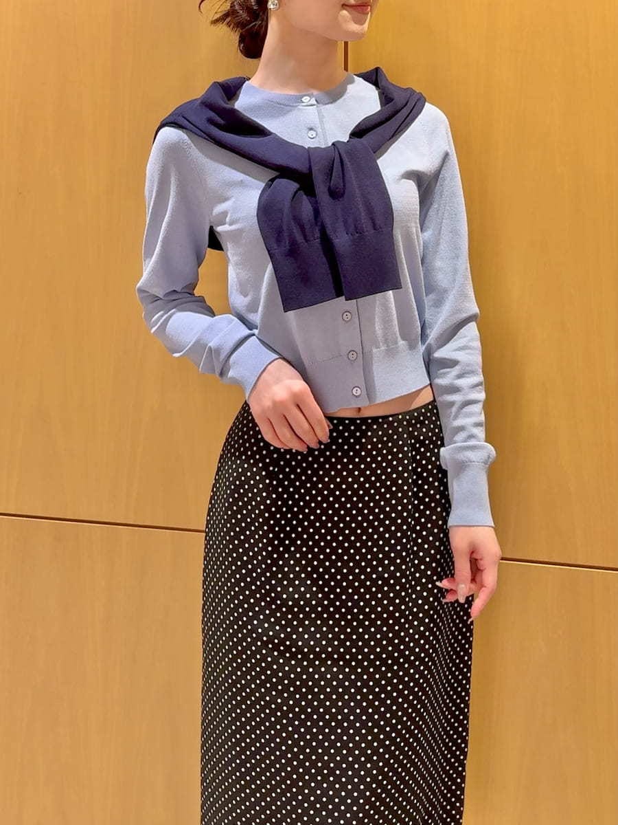 ブラック系のスカート、ブルー系のカーディガン/ボレロ、ブラック系のショルダーバッグを着用したレディースの冬コーディネートの4枚目の写真