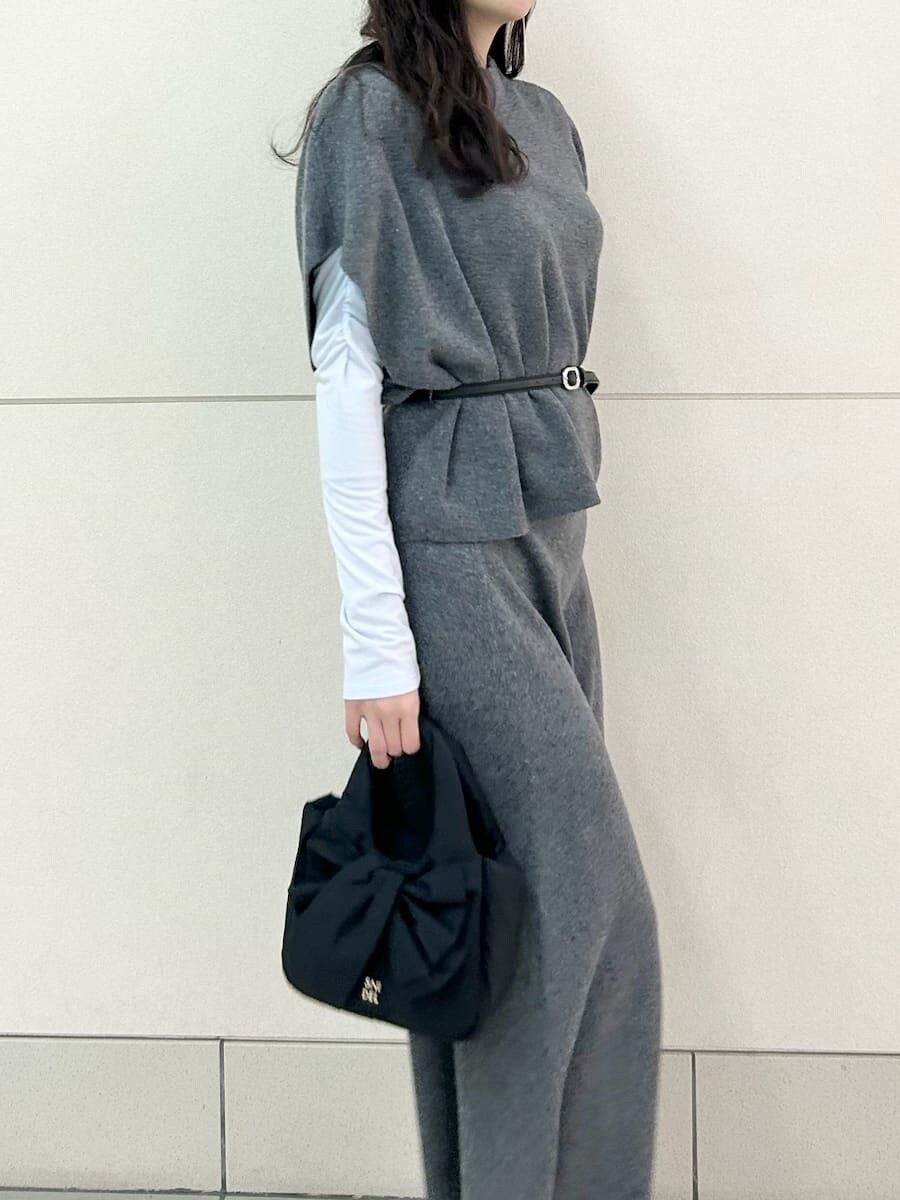 グレー系のワンピース、ブルー系のTシャツ/カットソーを着用したレディースの冬コーディネートの6枚目の写真