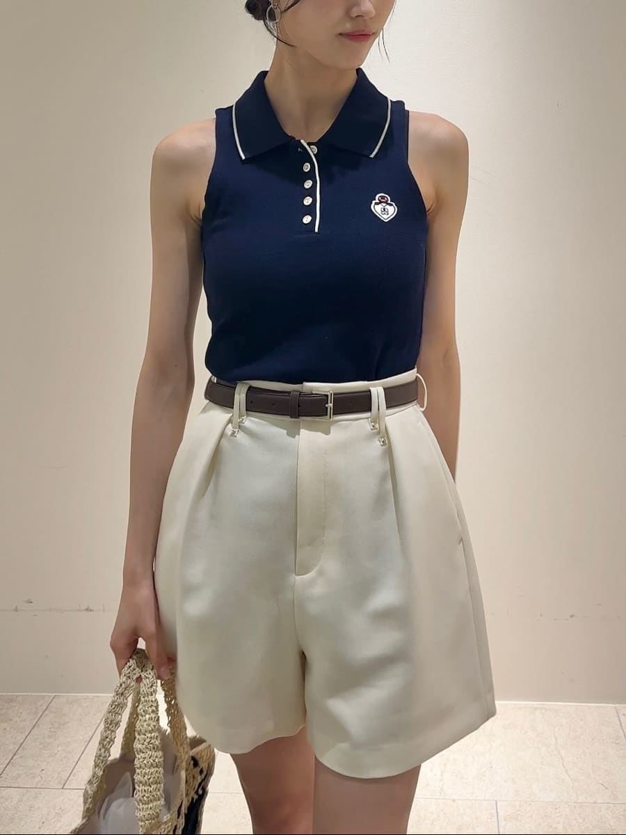 ホワイト系のその他パンツ、ブルー系のTシャツ/カットソー、ベージュ系のサンダルを着用したレディースの夏コーディネートの2枚目の写真