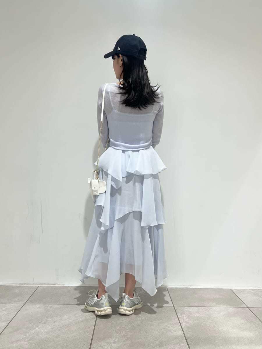 ブルー系のワンピース、ホワイト系のショルダーバッグ、シルバー系のスニーカーを着用したレディースの冬コーディネートの3枚目の写真