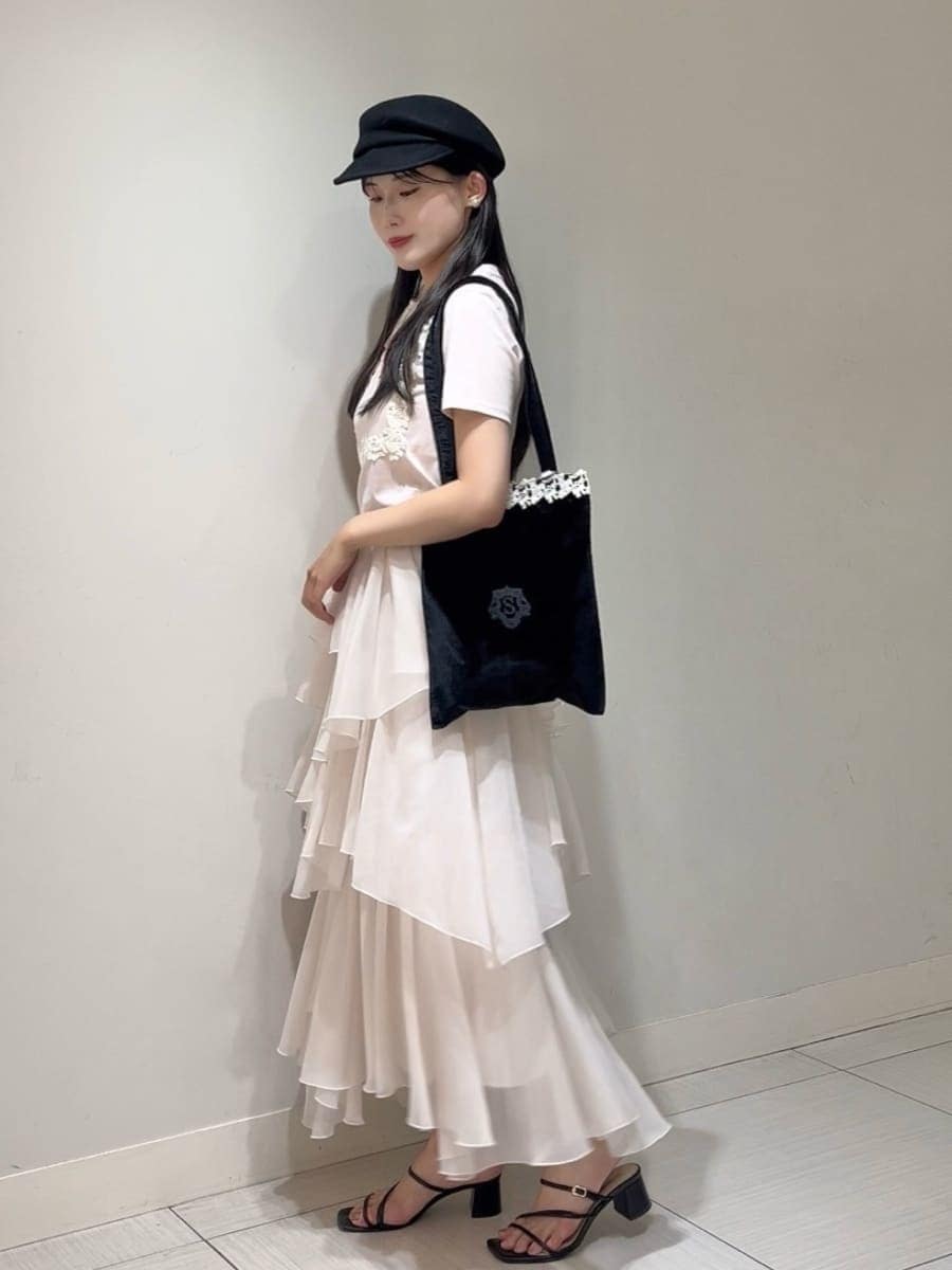 ブラック系のサンダル、ホワイト系のスカート、ピンク系のTシャツ/カットソーを着用したレディースの夏コーディネートの2枚目の写真