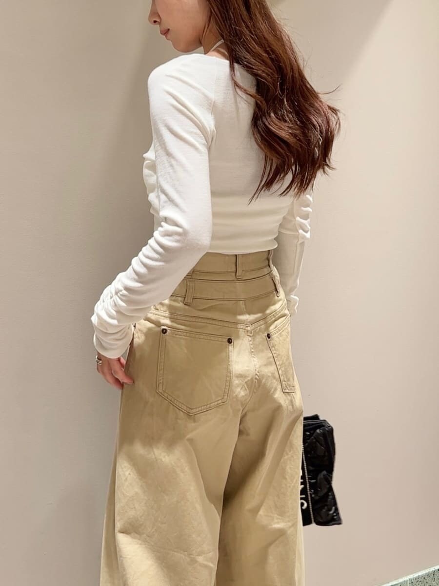 ホワイト系のTシャツ/カットソー、ベージュ系のデニムパンツ、ブラック系のハンドバッグを着用したレディースの秋コーディネートの5枚目の写真