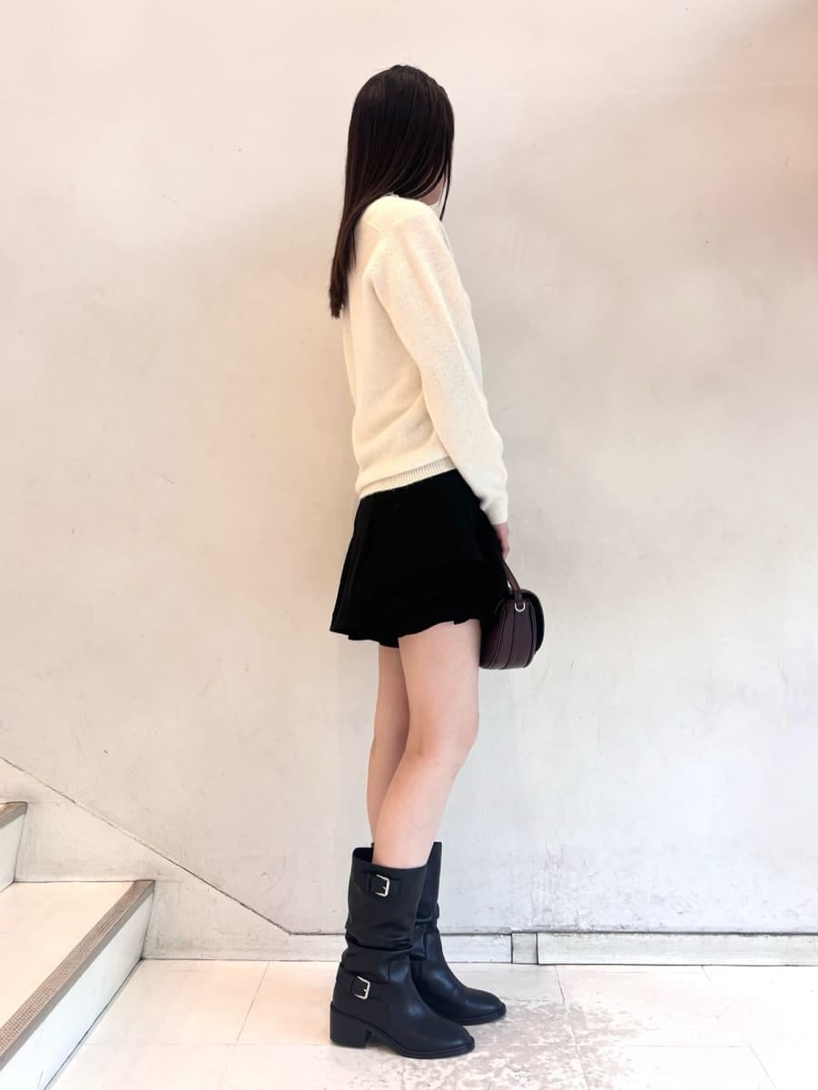 ブラウン系のハンドバッグ、ホワイト系のニット/セーター、ブラック系のその他パンツを着用したレディースの秋コーディネートの8枚目の写真