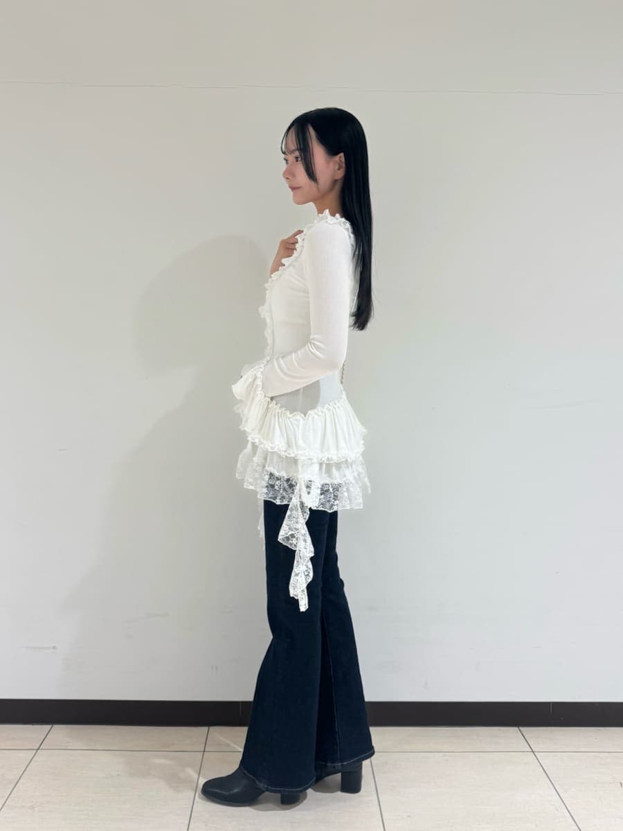 ホワイト系のTシャツ/カットソー、ブルー系のその他パンツ、ホワイト系のショルダーバッグを着用したレディースの秋コーディネートの3枚目の写真