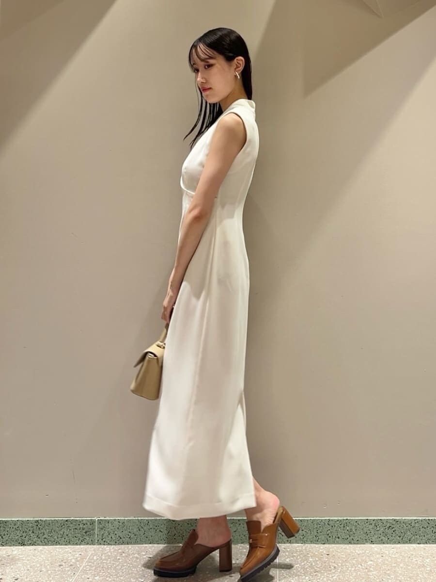 ホワイト系のワンピース、イエロー系のローファー、ベージュ系のショルダーバッグを着用したレディースの夏コーディネートの5枚目の写真