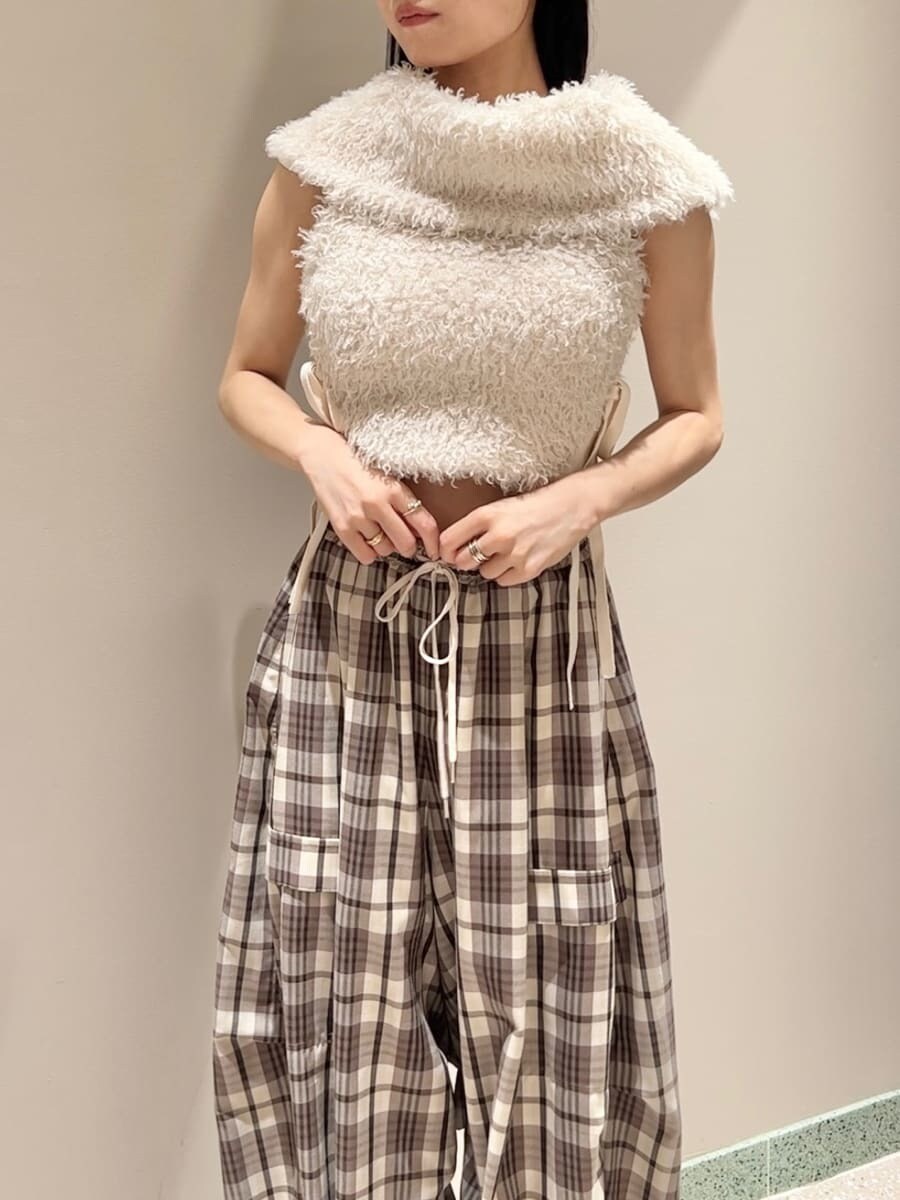 ホワイト系のニット/セーター、ベージュ系のその他パンツを着用したレディースの秋コーディネートの4枚目の写真