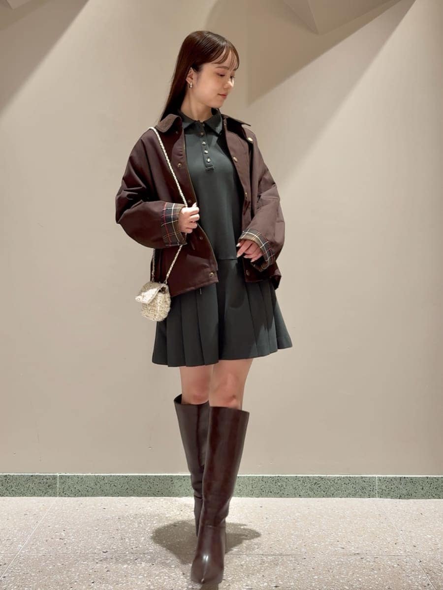 ブラウン系のブルゾン、グリーン系のワンピース、ブラウン系のブーツを着用したレディースの秋コーディネートの2枚目の写真