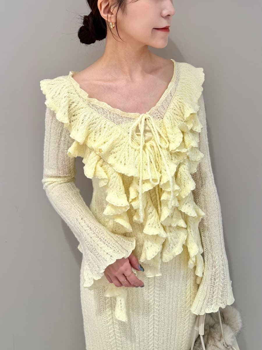 イエロー系のスカート、イエロー系のニット/セーター、ホワイト系のハンドバッグを着用したレディースの秋コーディネートの4枚目の写真