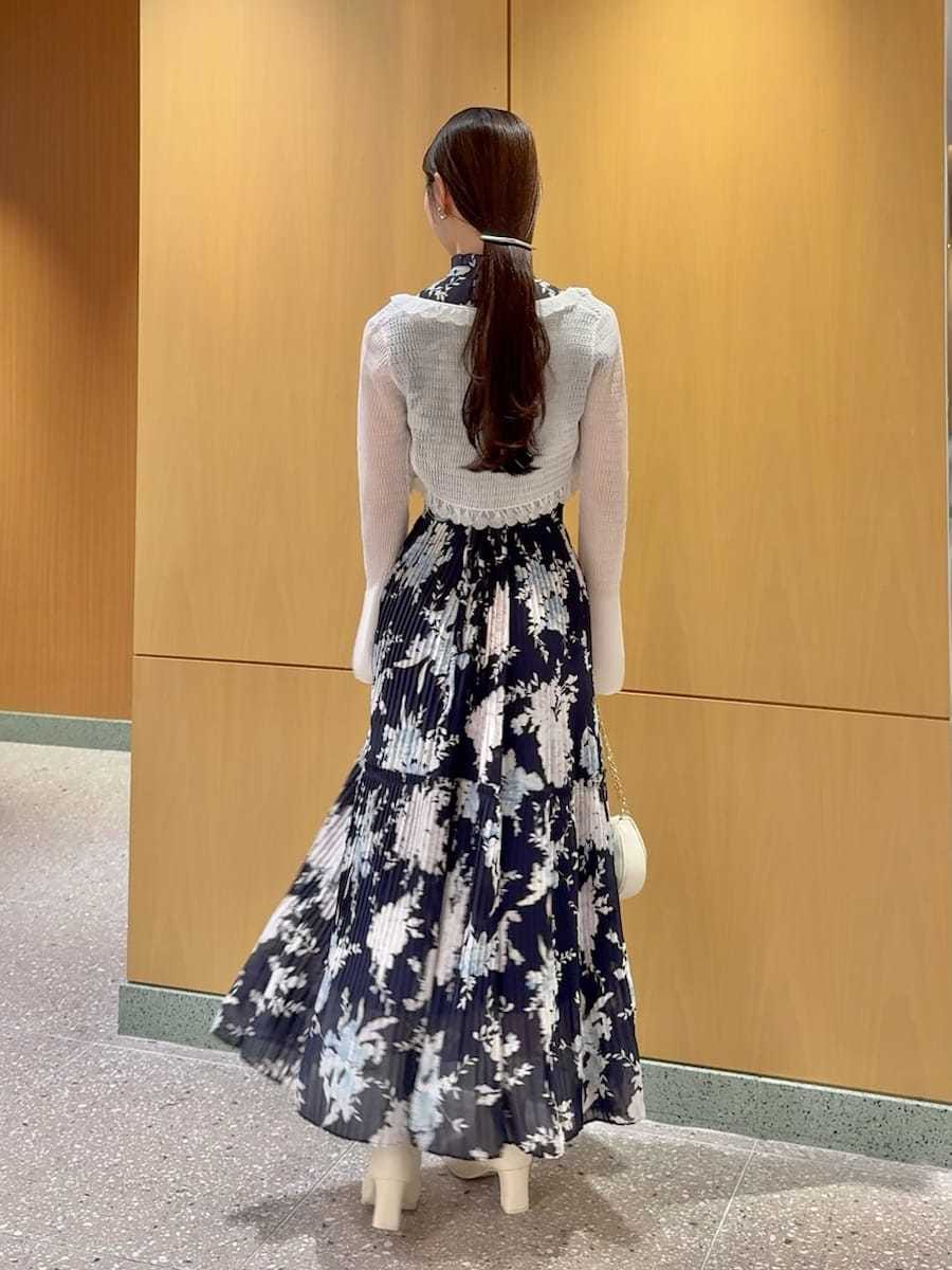 ブルー系のワンピース、ホワイト系のカーディガン/ボレロ、ホワイト系のショルダーバッグを着用したレディースの春コーディネートの2枚目の写真