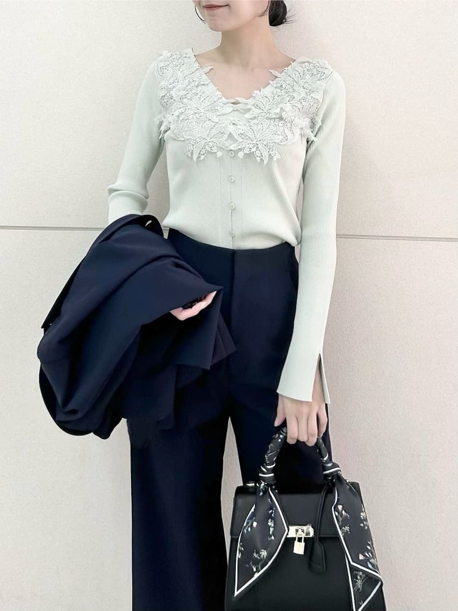 ブルー系のテーラードジャケット、ブルー系のスラックス、ブラック系のハンドバッグを着用したレディースの冬コーディネートの7枚目の写真