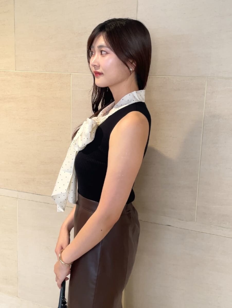ブラウン系のスカート、ブラック系のTシャツ/カットソー、ブラウン系のサンダルを着用したレディースの夏コーディネートの8枚目の写真