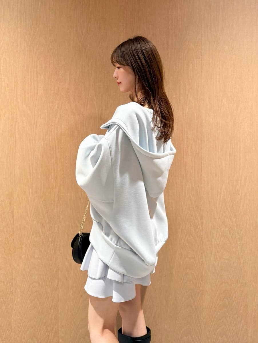 ブルー系のパーカー、ブルー系のその他パンツを着用したレディースの冬コーディネートの2枚目の写真