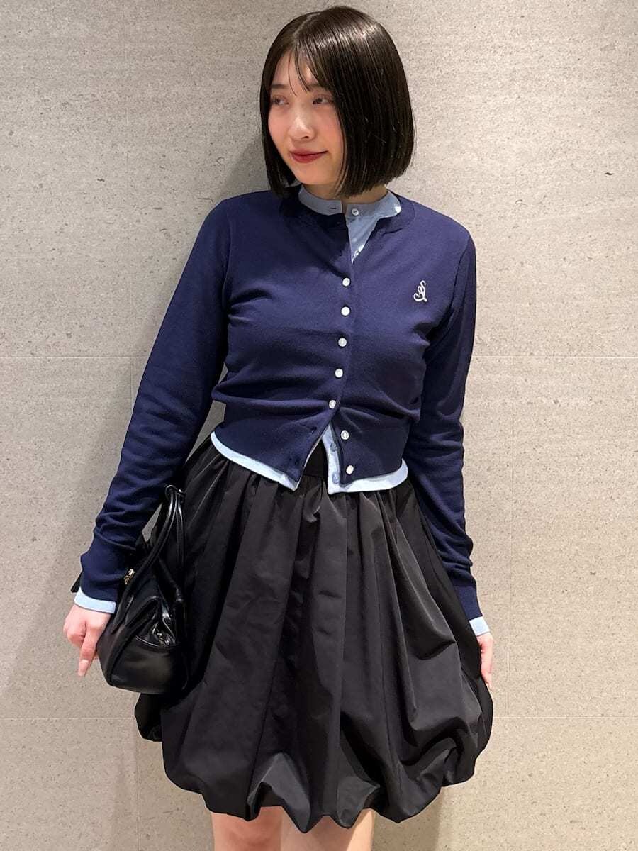 ブラック系のボストンバッグ、ブラック系のその他パンツ、ブルー系のカーディガン/ボレロを着用したレディースの冬コーディネートの6枚目の写真