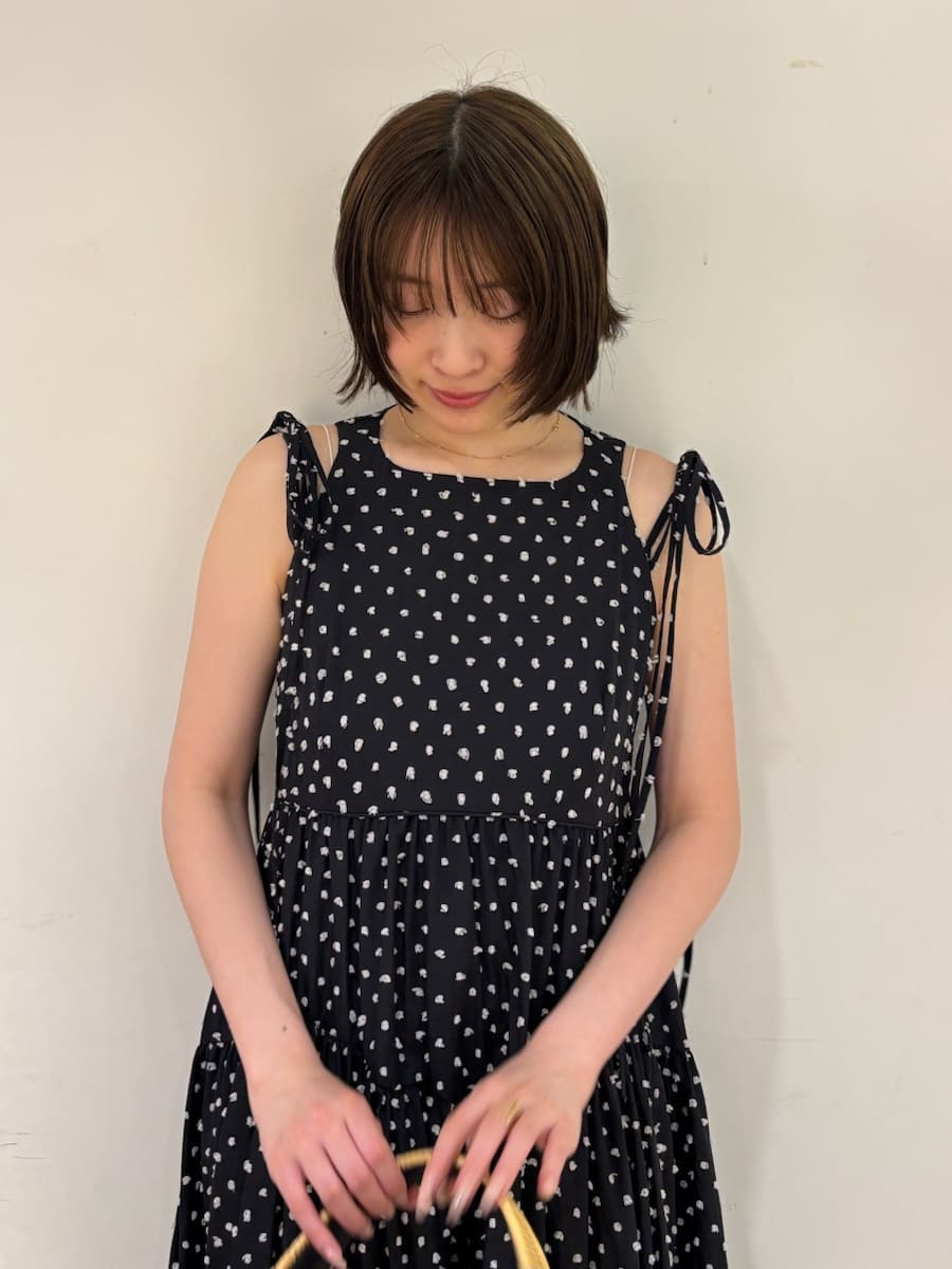 ブラック系のかごバッグ、ブラック系のワンピースを着用したレディースの夏コーディネートの7枚目の写真