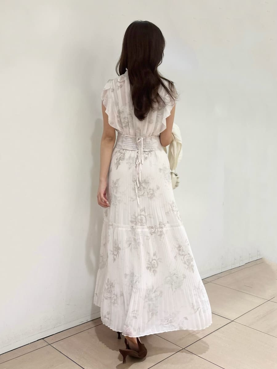 ピンク系のワンピース、ホワイト系のカーディガン/ボレロ、ブラウン系のパンプスを着用したレディースの春コーディネートの8枚目の写真