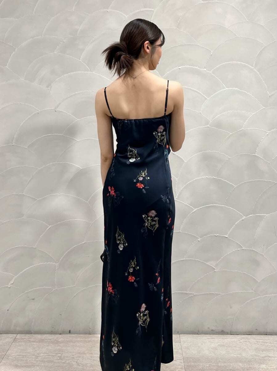 ブルー系のカーディガン/ボレロ、ブラック系のハンドバッグを着用したレディースの秋コーディネートの6枚目の写真