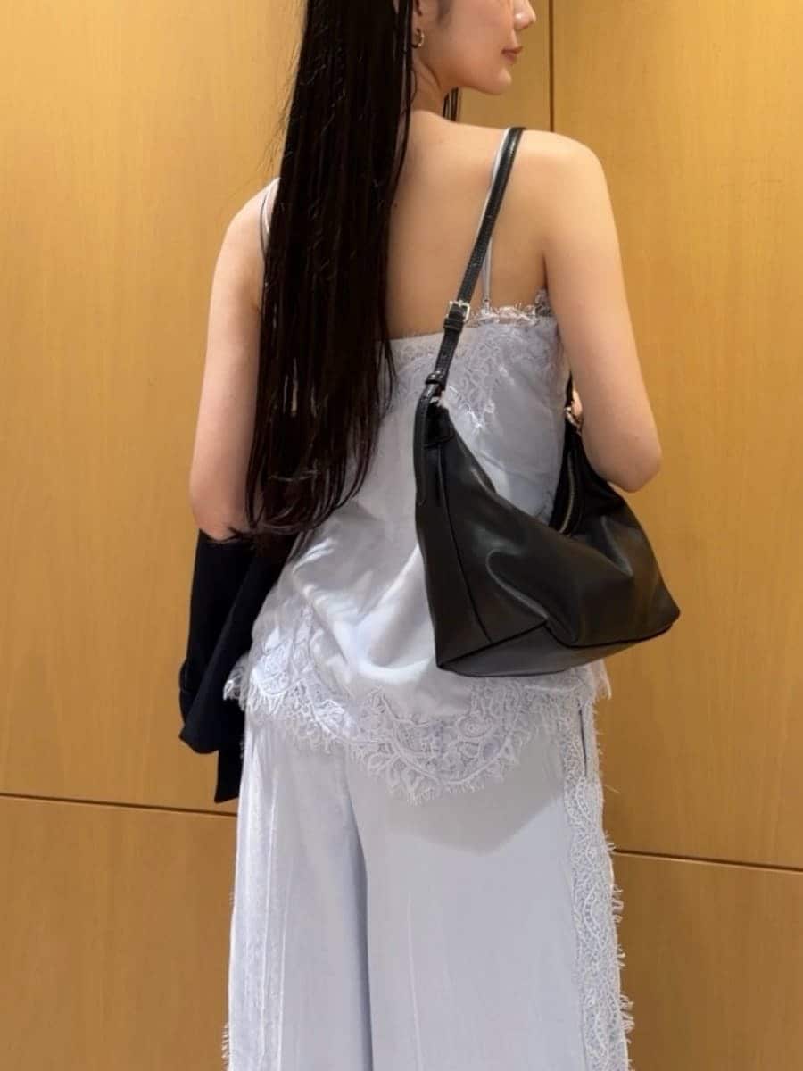 ブルー系のテーラードジャケット、ブルー系のその他パンツ、ブルー系のキャミソールを着用したレディースの秋コーディネートの8枚目の写真