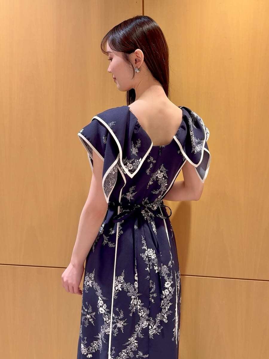ブルー系のワンピース、ホワイト系のサンダル、ホワイト系のショルダーバッグを着用したレディースの春コーディネートの6枚目の写真