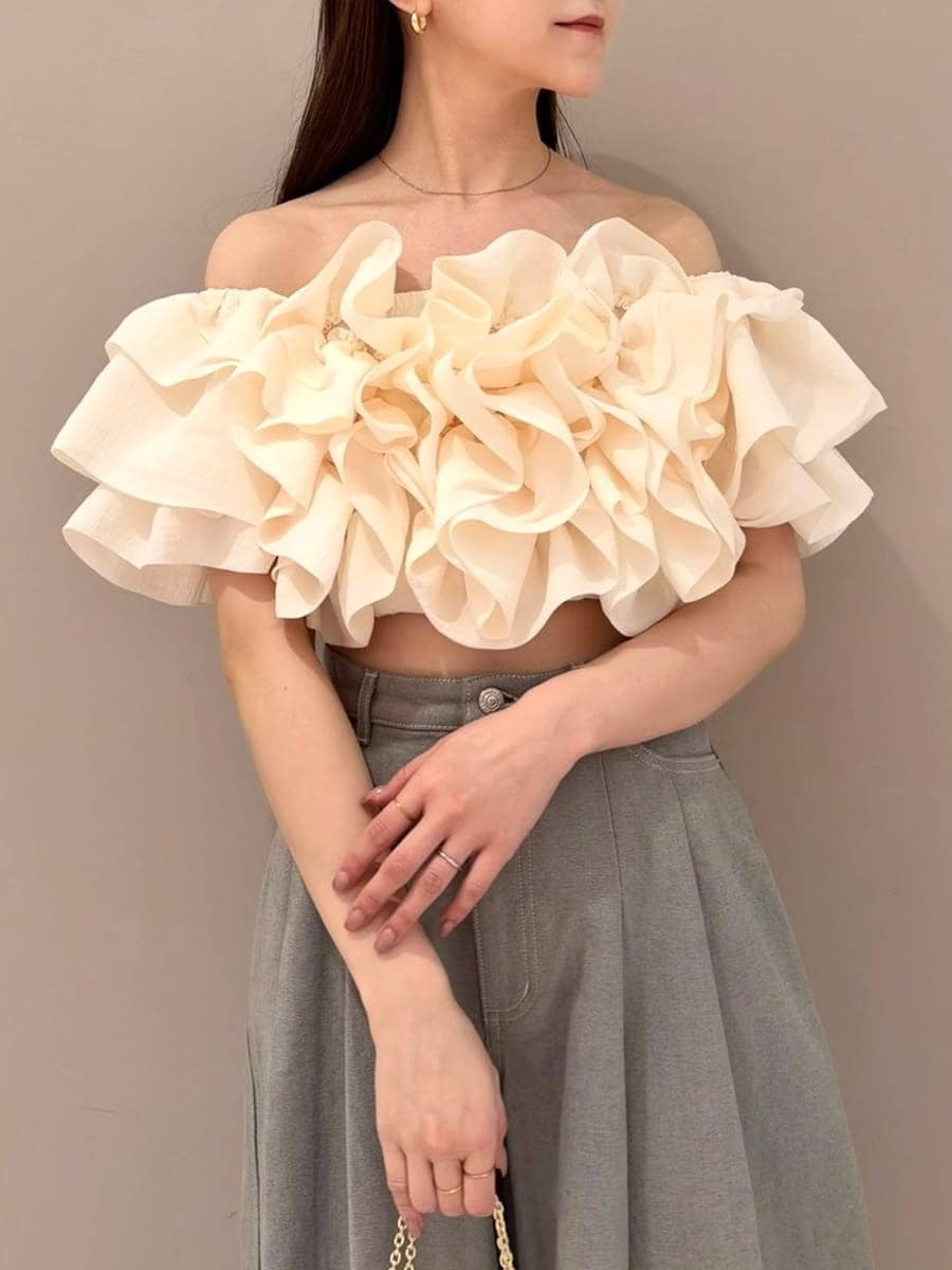 グレー系のデニムパンツ、ホワイト系のシャツ/ブラウス、ブラウン系のパンプスを着用したレディースの冬コーディネートの5枚目の写真