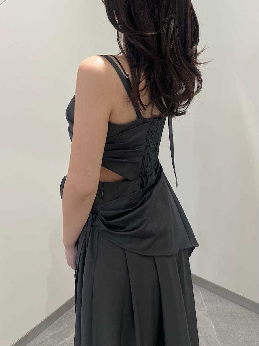 グレー系のワンピース、イエロー系のショルダーバッグを着用したレディースの春コーディネートの6枚目の写真