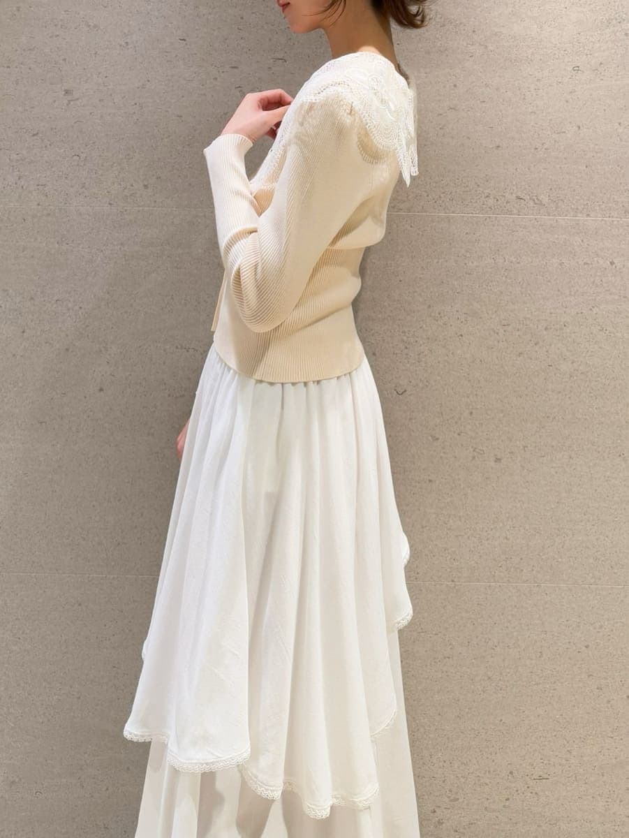 ホワイト系のショルダーバッグ、ホワイト系のスカート、ホワイト系のニット/セーターを着用したレディースの冬コーディネートの4枚目の写真