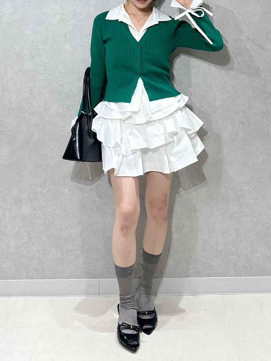 ホワイト系のその他パンツ、グリーン系のニット/セーター、ブラウン系のサンダルを着用したレディースの夏コーディネートの4枚目の写真