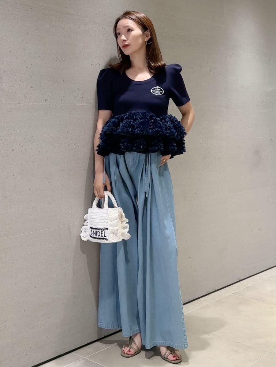 ブルー系のその他パンツ、ブルー系のニット/セーター、ホワイト系のショルダーバッグを着用したレディースの春コーディネートの5枚目の写真