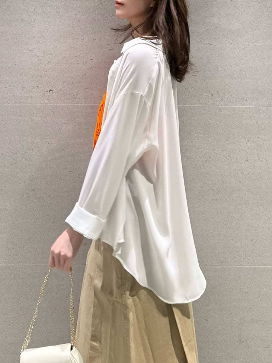 ホワイト系のショルダーバッグ、ホワイト系のキャミソールを着用したレディースの春コーディネートの4枚目の写真