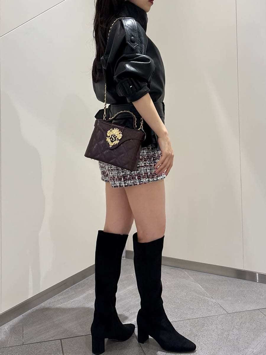 ブラック系のブルゾン、その他のその他パンツ、ブラック系のニット/セーターを着用したレディースの秋コーディネートの2枚目の写真