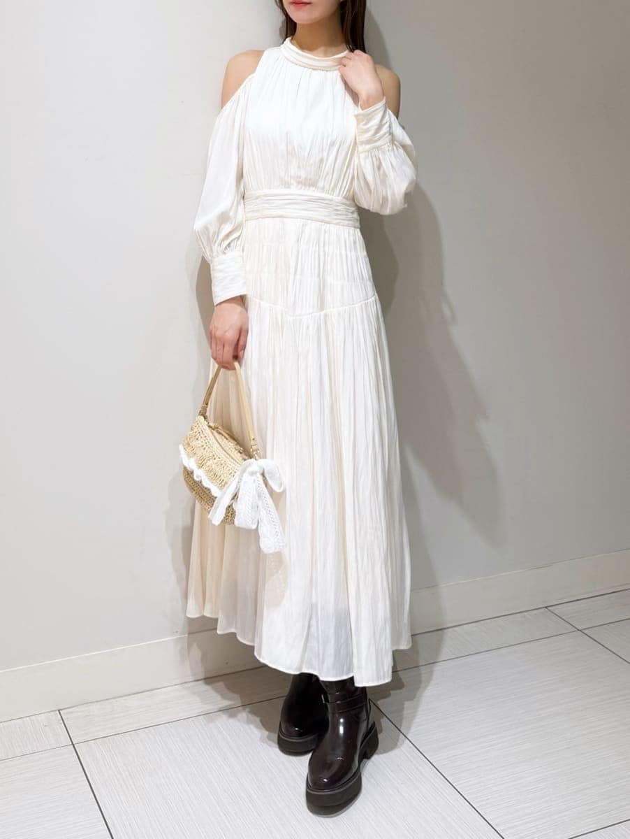 ブラウン系のブーツ、ホワイト系のワンピース、ホワイト系のカーディガン/ボレロを着用したレディースの冬コーディネートの5枚目の写真